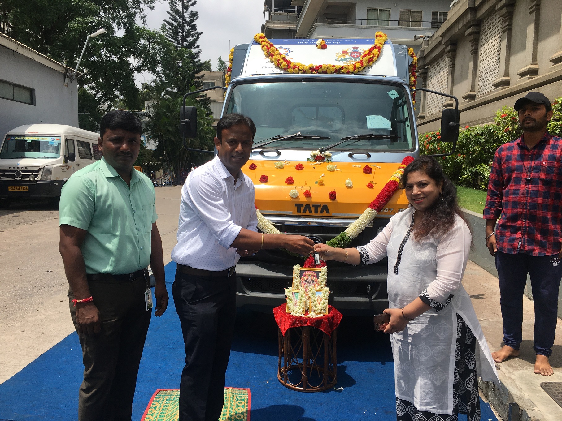Gemini Edibles donates delivery vehicle to Akshaya Patra for feeding 1 lakh children